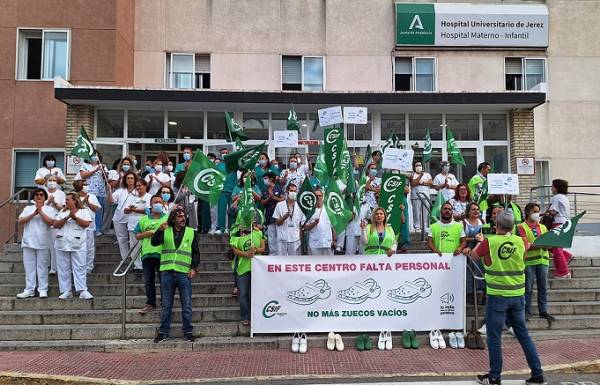 CSIF vuelve a mostrar los “zuecos vacíos” en el Hospital de Jerez por la no cobertura de las bajas del personal