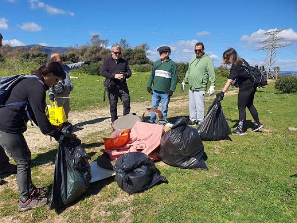 Verdemar y la Asociación Biodiversidad Huerta Las pilas recogen 800 kilos de basura en la Laguna Huerta Las Pilas de Algeciras