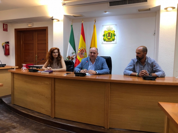 Romero presenta el acuerdo de colaboración entre Ayuntamiento y Conforama para la formación del personal de la nueva tienda en el parque empresarial de Palmones