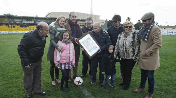 La Unión Deportiva Los Barrios  homenajea a Alfonso Oliva Herrera
