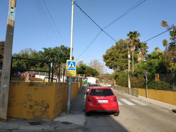 CGT Enseñanza Cádiz denuncia ante la Delegación Territorial de Educación la falta de una parada de autobús escolar en la calle Huerta de las Pilas de Algeciras