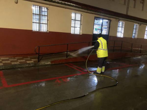 Los trabajos de desinfección y Limpieza en La Línea se han desarrollado en las inmediaciones del Mercado de La Concepción y el centro de salud de Levante