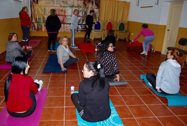 Una veintena de mujeres de Los Cortijillos inician el taller gratuito de ‘yoguilates’