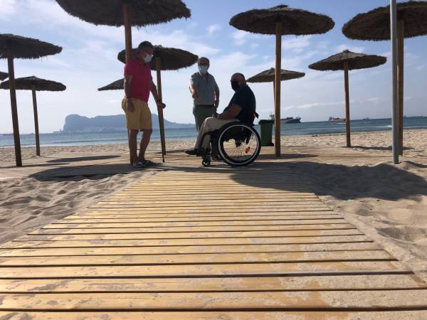 Gómez supervisa la zona de sombra adaptada para personas con movilidad reducida en la playa de Palmones