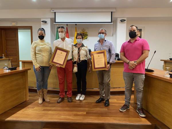 Lobato y Pérez Cumbre homenajean a los profesores Manuel Galiano y Emilio Lobit, del I.E.S. ‘Sierra Luna’ de Los Barrios, tras su reciente jubilación