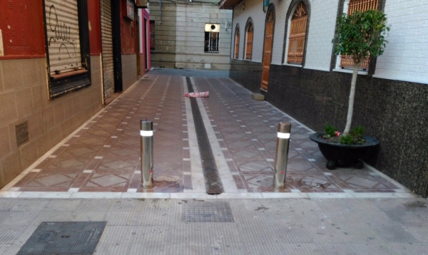 El Ayuntamiento de La Línea instala en la zona centro los elementos definitivos de seguridad para prevenir atropellos masivos