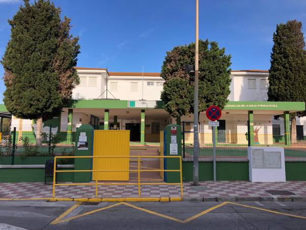 Alconchel anuncia que los centros educativos de Los Barrios tendrán placas de policarbonato en las ventanas para combatir el frío