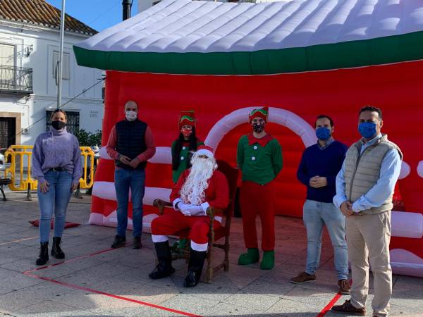 Alconchel recibe a Papá Noel en Los Barrios y acude al mercado artesanal navideño instalado en el Paseo de la Constitución