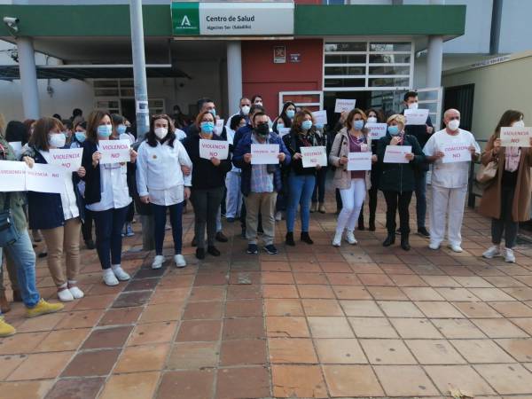 Delegados de CSIF se concentran junto a profesionales del Saladillo en Algeciras contra las últimas agresiones