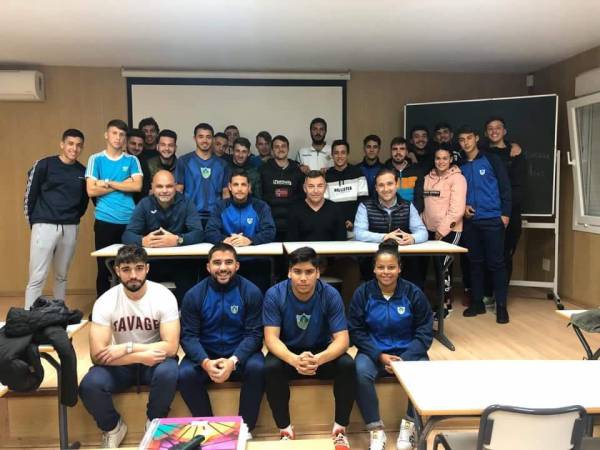 La Unión Deportiva Los Barrios visitó el Colegio Los Pinos en el III Ciclo de charlas deportivas