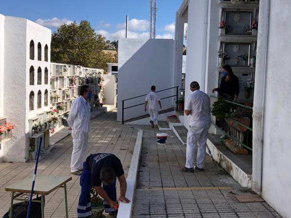 Domínguez supervisa los trabajos de mantenimiento del cementerio de Los Barrios, con vista a la festividad de los Difuntos