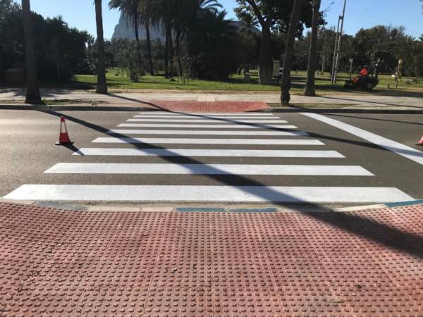 El Ayuntamiento de La Línea actúa en un paso de peatones de la  avenida Príncipe de Asturias  para mejorar la accesibilidad