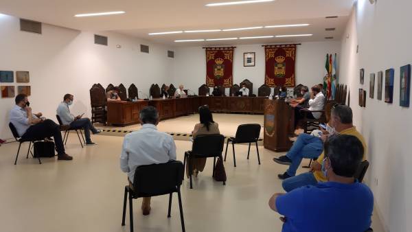 El pleno de La Línea ha aprobado por unanimidad  la ampliación en cinco años del plazo de amortización de la deuda municipal