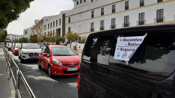 Caravana de coches en Cádiz para exigir más recursos en Educación para un curso escolar seguro