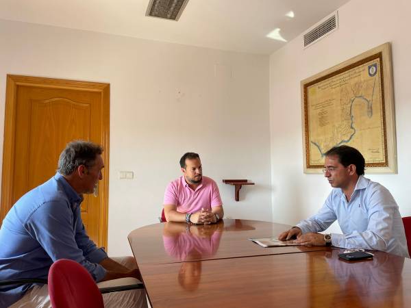 Pérez Cumbre conoce la oferta formativa del Grupo Ilerna que impartirá en el municipio de Los Barrios el curso que viene
