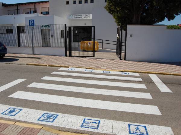 El Ayuntamiento de Los Barrios señaliza con pictogramas los pasos de cebra cercanos a los colegios