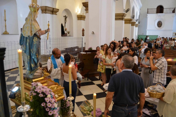 Presentan a un centenar de niños a la Patrona  de Los Barrios, Nuestra Señora del Rosario