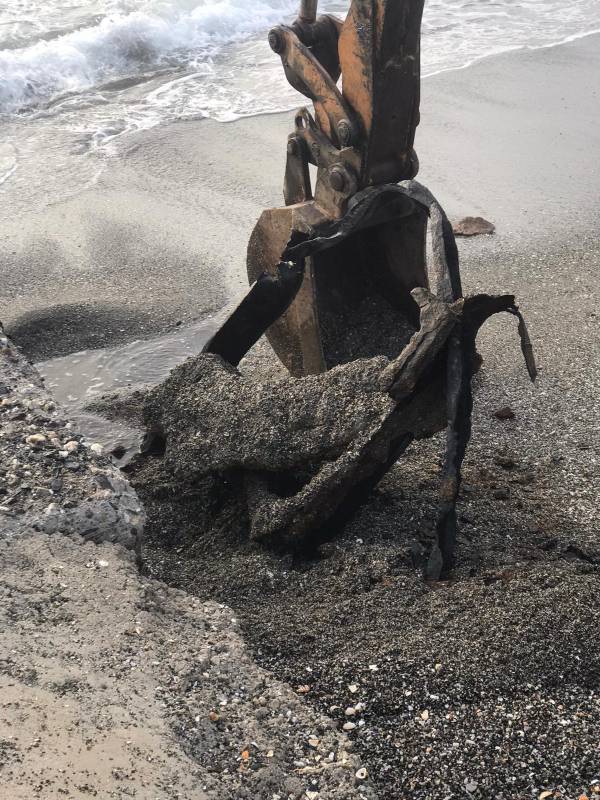 Retirada  de la playa de Levante de La Línea una estructura metálica semienterrada   que representaba peligro para los bañistas