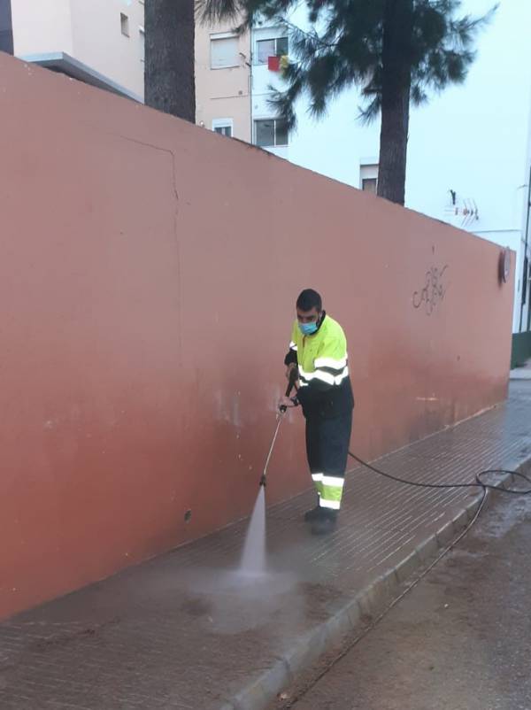 Los trabajos de desinfección y baldeo se han desarrollado en las inmediaciones del Ayuntamiento y la zona centro de La Línea