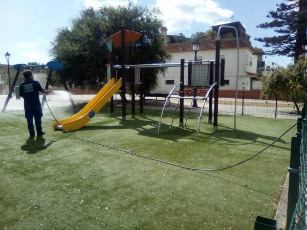 Obras y Servicios de Los Barrios prosigue con la desinfección periódica de los parques infantiles dos veces en semana
