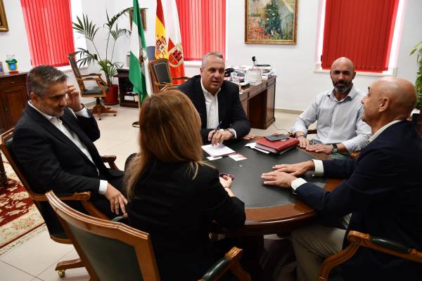 El alcalde de San Roque Juan Carlos Ruiz Boix mantiene una reunión con el nuevo director del Parque Energético de Cepsa