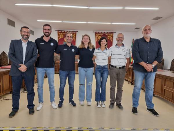El alcalde recibe a los deportistas linenses participantes en el Mundial de Remo de Mar