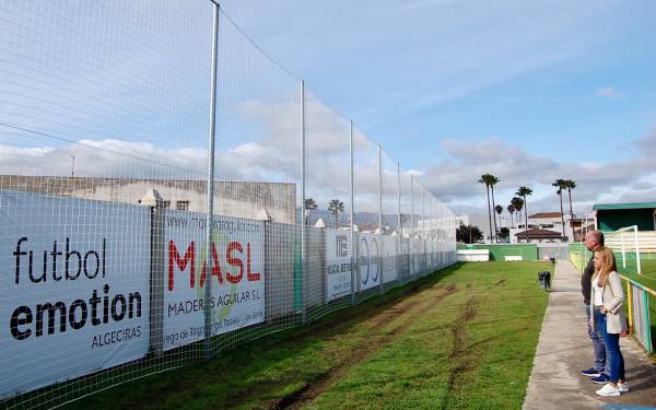 La Delegación de Deportes de Los Barrios instala una red de protección en uno de los fondos del estadio San Rafael