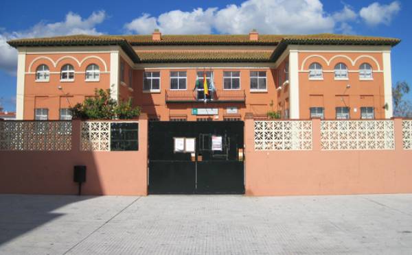 La Policía Local de La Línea denunciará a los menores que han realizado pintadas en la fachada del colegio Velada