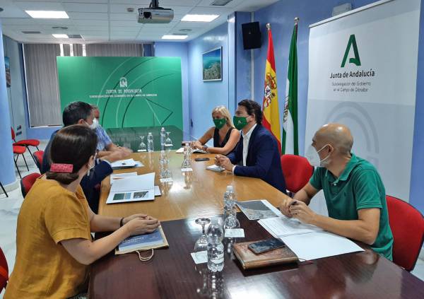 La Junta trabajará junto a Ayuntamiento y Puerto de Algeciras en mejorar la playa de El Rinconcillo
