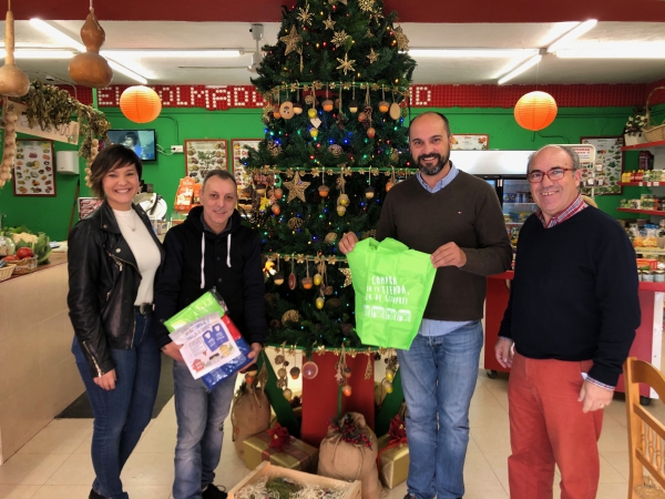Alconchel, Gómez y Lobato entregan bolsas a comercios de Palmones de la campaña ‘Compra en tu tienda, la de siempre’