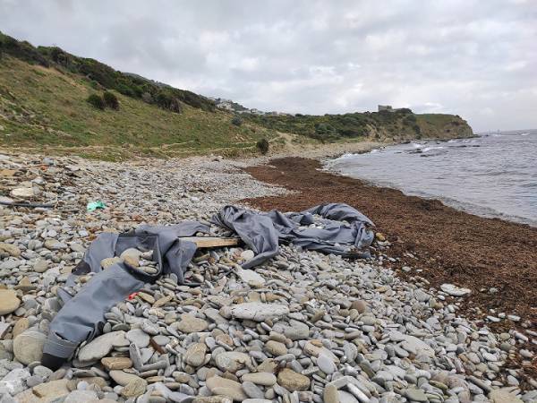 Adelante Algeciras exige a Landaluce que acometa la limpieza de basuras y embarcaciones abandonadas en el Parque Natural del Estrecho