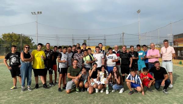 El alcalde y miembros de la Balona asisten a un partido de fútbol con menores integrantes del programa de Asuntos Sociales  ‘Somos La Línea’