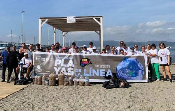 Voluntarios participan en una jornada de limpieza en playas de La Línea y Algeciras organizada por Gran Sur