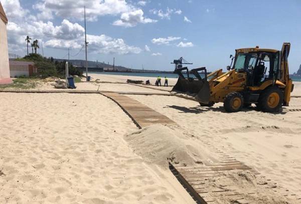 Playas ultima los trabajos de equipamiento en Palmones para el inicio de la temporada el 10 de junio
