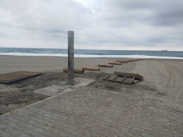 La delegación de Playas de La Línea recoge los elementos  del litoral de Levante para favorecer el arenado tras la finalización de la temporada de baños
