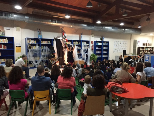 Unos 50 niños disfrutan del taller de Halloween en la biblioteca municipal de Los Barrios