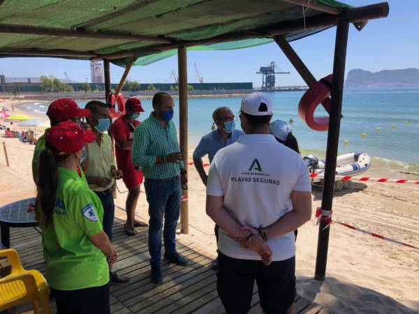 Gómez agradece la labor de los vigilantes de la playa de la Junta durante este verano en Palmones