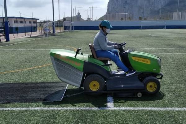 Deportes de La Línea saca a licitación el mantenimiento de los campos de fútbol y pádel de césped artificial