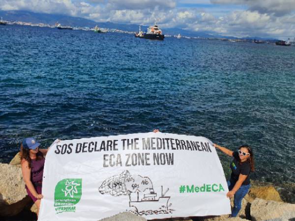 Activistas de Verdemar Ecologistas en Acción recorrieron la Bahía de Algeciras portando una pancarta con el lema MedECA
