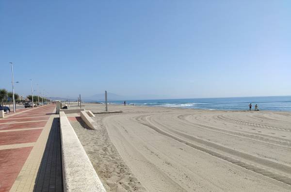 Demarcación de Costas finaliza los trabajos de  nivelación y perfilado de la playa de levante de La Línea