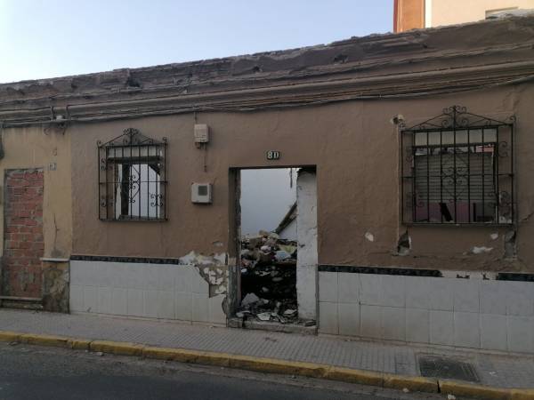 La Asociación Vecinal de San Pedro de La Línea reclama una intervención urgente del Ayuntamiento en la casa medio derruida en calle Quevedo