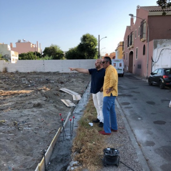 Iniciado el cerramiento de una parcela en la calle Fernando Díaz de Mendoza tras la ejecución de trabajos de limpieza y mantenimiento