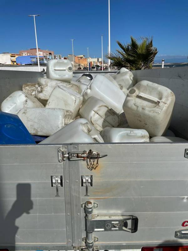 Playas retira en La Línea cerca de una tonelada de residuos de la escollera de Poniente junto a siete embarcaciones neumáticas y mil doscientas petacas de plástico