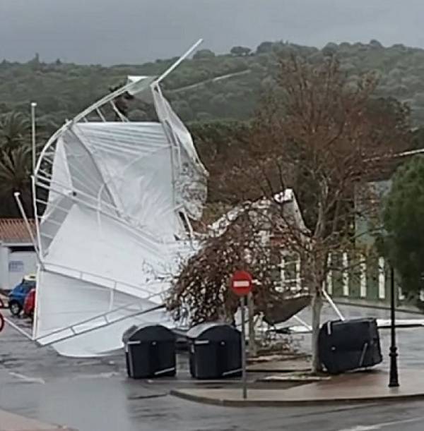 El temporal de viento provoca el derrumbe de la carpa de la tagarninada y otros daños en diferentes puntos de Los Barrios