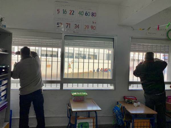 Comienza la instalación en los centros educativos de Los Barrios de las placas de policarbonato para proteger del frío