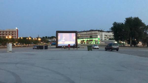 Festejos lanza una encuesta para que los vecinos elijan la película del estreno del autocine de verano de Los Barrios