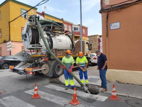 El Ayuntamiento de La Línea supervisa la  limpieza de  arquetas de la red de pluviales realizada por Aqualia