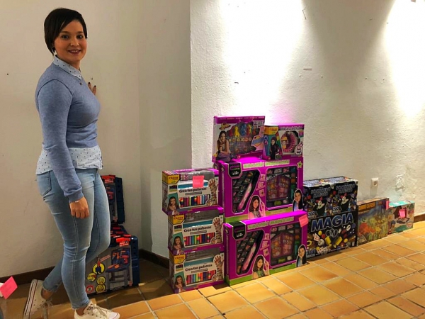 Asuntos Sociales entrega 200 juguetes nuevos a ochenta familias de Los Barrios
