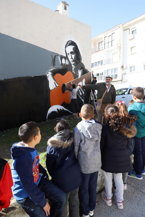 Los alumnos del colegio Campo de Gibraltar investigan y conocen la vida de Paco de Lucía en su barrio, La Bajadilla