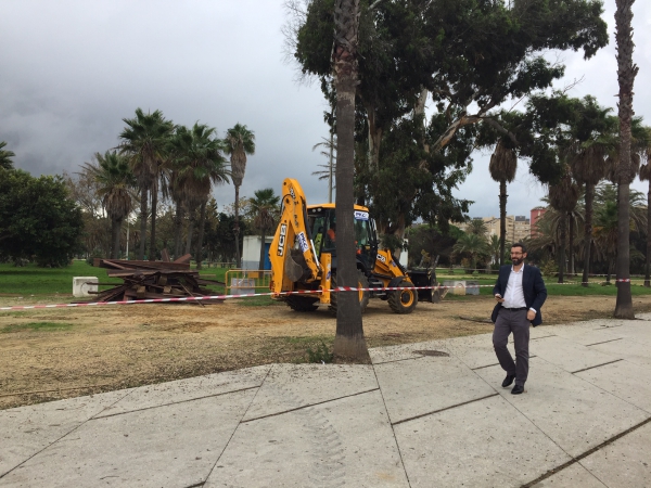 El alcalde inspecciona el comienzo de  la remodelación de las zonas verdes del parque Princesa Sofía